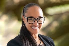 Luisa Suazo's Instagram, Twitter & Facebook