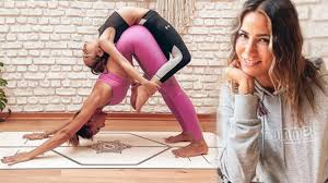 1998 türkiye güzeli zeynep tokuş, şu sıralar ünlü isimler arasında popüler bir hal alan yoga sporu yapıyor ve de yoga eğitimi veriyor. Zeynep Tokus Kiziyla Yoga Yapti Minnettarim Magazin Haberleri Milliyet