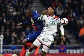 O zagueiro teria encarado alguns membros no aeroporto na madrugada em que a delegação voltou para a frança. Lyon Afasta Zagueiro Brasileiro Por Conduta Considerada Pouco Profissional Lance