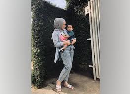 Putri anne bahkan menandai akun instagram arya saloka dan bertanya apa yang harus dimintanya dari netizen tersebut. Intip Gaya Kece Istri Arya Saloka Putri Anne Saat Mengasuh Ibrahim Mode Cantika Com