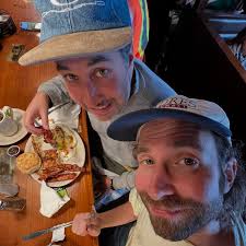 I brought along Red Sox Jody Reed and Dwight Evans baseball cards to  celebrate Boston show :) Tickets in bio