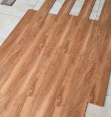 Tidak membutuhkan perhatian khusus untuk daun pintu karena tebal bahan paling tebal untuk vinyl + lem maximal 7 mm sehingga jika sebelumnya daun pintu celahnya 10 mm alias 1 cm maka sudah dapat di pastikan bisa. French Bleed Color Parquet Size 1218x125mm Laminate Laminated Wood Floor Wooden Flooring China Laminate Flooring Laminated Flooring Made In China Com