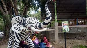 Lagenda gajah bernama aduka di gerik. Viral Patung Gajah Bercorak Hitam Putih Mirip Zebra Pengelola Taman Satwa Di Solo Beri Penjelasan Tribunnews Com Mobile