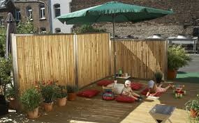 Sichtschutz Mit Dekorativem Bambuszaun 50 Originelle Ideen Gartengestaltung Bambuszaungartengestaltung Sichtschutzgarten Kr Bambuszaun Bambus Sichtschutz