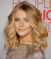 23 Chic Medium Hairstyles For Wavy Hair Styles Weekly Hair Styles Golden Blonde Hair Color Wavy Hairstyles Medium