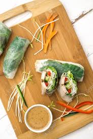 Anschließend beides abgießen und gut abtropfen lassen. Frische Vietnamesische Fruhlingsrollen Gross Wie Eine Gesunde Vorspeise Mit Erdnussbutter Sauce Zum Dippen Lizenzfreie Fotos Bilder Und Stock Fotografie Image 55847543