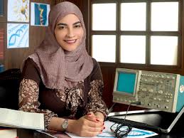 In 2001, dr sindi was the first saudi woman to be accepted by cambridge university in the field of biotechnology, and the first woman from any arab states of the persian gulf to complete a doctorate. Biotechnologist And Entrepreneur Dr Hayat Sindi National Geographic Society