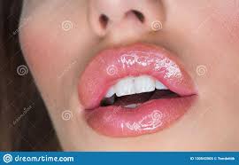 Wenn sie ihren arm nicht gleich wegzieht oder sich wegbewegt, dann scheint ihr auf einer wellenlänge zu sein. Schatten Des Lachelns Botox Und Fuller Sexy Lippen Von Sexi Frau Sexy Frau Mit Weissem Lacheln Silikoneinspritzung Fur Lippen Stockbild Bild Von Wohnzimmer Zahne 130542505