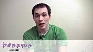 How To Say Kiss Me Give Me A Kiss In Spanish Dia 33 Youtube