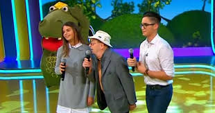 Gyula bodrogi (sq) attore ungherese (it); Bodrogi Gyula Es Unokai Egyutt Enekeltek Susu Dalat Startlap