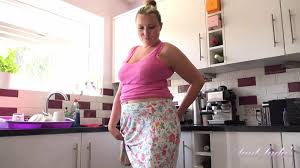 Ateşli Ev Hanımı Charlie Rae Mutfakta Eğlenmesini Biliyor Porno 7DAK  farkıyla izle