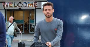 Manchester city midfielder bernardo silva and his hot girlfriend alicia verrando enjoying the summer holidays. Man City Signing Bernardo Silva Arrives In Manchester With Partner Alicia Verrando Manchester Evening News