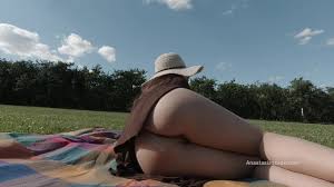 裸のお尻で公園でリラックスしたピクニック。公共の場でおっぱいと猫を点滅させます。