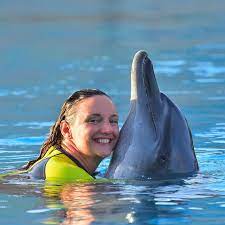 Katinka hosszú is a 31 year old hungarian swimmer. Kep Hosszu Katinka Egy Delfinnel Pozolt Dubaiban Nso