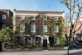 It offers an accommodation with smoke detectors, a seating area, iron and ironing board included in the rooms. London Rental Report Updated June 2018