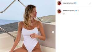 Born in rome, to father euguenio, from trieste, and mother antonietta from roseto valfortore, in the province of foggia, she has debuted in telemontecarlo hosting attenti al dettaglio and then qui si gioca, with josé altafini, in the 1991/1992 season. Alessia Marcuzzi In Vacanza Le Foto In Barca E L Incontro Con De Martino Dilei