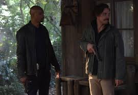 En l'état, l'arme fatale est une série policière basique, efficace sans être passionnante, qui ne fait évidemment pas le poids face aux films dont il. Lethal Weapon Saison 1 Episodes 13 A 18 L Arme Est Toujours Fatale Critiques Series Et Cine Actu Breaking News Ca Deborde De Potins