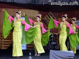 Tarian tradisional melayu alahai asyiknya tengok tarian ni. Perak Folk Dances From Emily To You