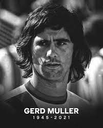 Considerato il più grande centravanti tedesco della storia oltreché tra i più forti di tutti i tempi, con la germania ovest è stato campione d'europa nel 1972 e campione del mondo nel 1974, segnando i gol decisivi in entrambe le finali. P0sckdrk3rewum