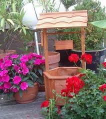 Für jeden geschmack und jeder stil kann bei skulturen im garten berücksichtigt werden.romantisch, verträumt,geometrisch und abstrakt.eine steinfigur. Garten Deko Brunnen Zierbrunnen Pflanzgefass Blumentopf Holz On Popscreen