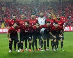 Koleksiyon, milli takım'ın türkiye'yi temsil etme gururunu en açık şekilde yansıtıyor. Unutulmaz Milli Takim Formalari