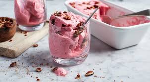 100 gr (grammi) di gelato confezionato biscotto con creme forniscono circa a 271 kcal (chilocalorie, equivalenti a 1134 kj).si può definire quindi un alimento con un apporto calorico medio. Gelato Proteico Come Fare Il Gelato In 30 Secondi Myprotein