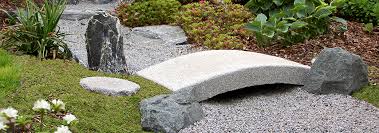 Japanische Brucken Aus Granit Uber Einem Illuminierten Gartenteich Wirken Besonders Harmonisch Und Laden Zu Einer Uberquerung Ein Sie Sind In Der Gartengestaltung Etwas Ganz Besonderes Bambus Kultur