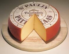 Van Origine Is De Kaas Afkomstig Uit Bretagne De Kaas Werd Daar Door Monniken Ontwikkeld En Geproduceerd Onder Cheesemaking How To Make Cheese French Cheese