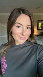 Natural-looking makeup with messy face look