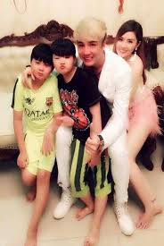 Lâm chấn khang đã giấu kín chuyện có con gái suốt 2 năm qua gây bất ngờ lớn với khán giả. Ngoai Jack Co 1 Nam Ca SÄ© CÅ©ng Ä'á»ƒ Con Trai Ä'áº§u Long Theo Há» Máº¹ Con Giáº¥u Kin Suá»'t Nhiá»u NÄƒm