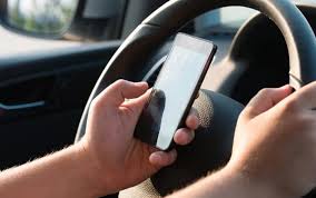 Dans son projet de loi mobilités, le gouvernement a inséré un élément de lutte contre l'usage du téléphone au volant. Telephone Au Volant La Suspension De Permis D Ici Fin 2019