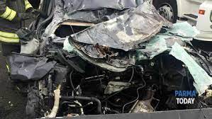 Il bilancio dell'incidente avvenuto vicino parma. Auto Si Schianta Contro Un Camion In A1 Ragazzina Di 11 Anni Gravissima
