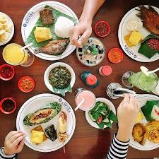 Tiara rumah makan khas sunda palingmenarik.name/news alamat : 10 Rumah Makan Sunda Di Bandung Yang Enak