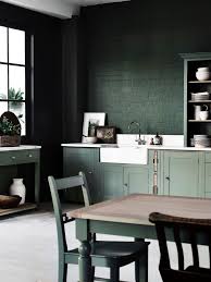 Kuche In Zartem Mintgrun Und Grun Dunkle Kuche Altbau Kuche Kuchen Shaker Stil