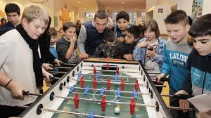 Prominente hilfe für kinder in not: Podolski Kinder Zum Lachen Bringen Dfb Deutscher Fussball Bund E V