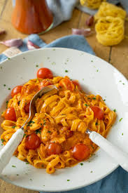 Leckere Lachspasta In Nur 20 Minuten Einfach Malene Rezept Pasta Mit Lachs Gerichte Mit Tomaten Lachs Pasta Rezepte