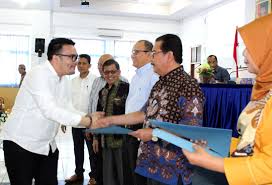 Polinela serahkan sk cpns kepada 8 orang tenaga pendidik 2021. Rektor Beri Pengarahan Dan Bagikan Sk Cpns Dosen Hasil Rekrutmen Tahun 2018 Universitas Bengkulu