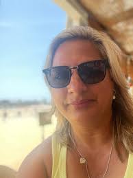 Hi, my name is Lisa… my adventure started later in life and a bit unusual…  I like to find work in areas I don't live in, move to that area unpack, then