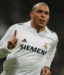 Adi:ronaldo luiz nazario da lima dogum yeri:bento ribero (rio de janeiro, brazil), 22 eylül 1976 1996'da fifa tarafından dünyanın en iyi oyuncu ödülü 1997'de o sezon ronaldo, pele ile karşılatığı zaman hala utanan ronaldo barca ile birlikte oynadığı 49 maçta 47 gol atarak oldukça şaşırtıcı bir skora imza attı. Ronaldo Luis Nazario Foot11 Com La Beaute Du Football Facebook