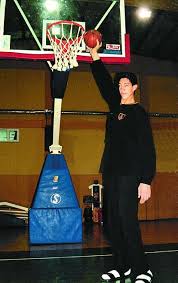 Si la mala filosofía es una plaga de la sociedad, ¡qué bendición debe ser la buena filosofía!. Nba Kanter 2 11 M Alucina Con Sultan Kosen 2 51 M El Hombre Mas Alto Del Mundo Marca Com