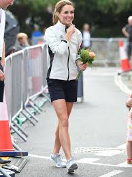 A portrait of our nation in 2020 with visits to the national portrait gallery and the royal london hospital and a surprise for a reader. Modetrend 2021 Diese 30 Euro Fruhlings Sneaker Liebt Herzogin Kate Jolie De