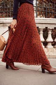 Si vous vous donnez la liberté de porter une jupe longue à braguette avec des sandales par exemple, vous risquez de faire des bonds en arrière et adopter une vieille mode. Comment Je Porte La Jupe Longue En Automne Hiver Mode And The City