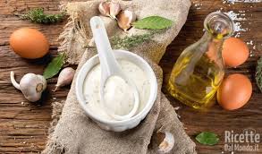 La salsa è una preparazione di cucina o di pasticceria, formata da un legante e da un sapore e/o da aromi e/o spezie, con consistenza pastosa, cremosa o semiliquida. Aioli Co 5 Gustose Salse All Aglio Ricettedalmondo