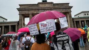 Für märz bis mai wurden rund 100 millionen euro ausgezahlt, teilte die kassenärztliche vereinigung am mittwoch. Entscheidung Des Verwaltungsgerichts Demonstrationsverbot In Berlin Gekippt Tagesschau De