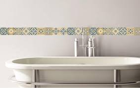 Vous pouvez créer la composition de vinyle que vous voulez avec eux, échecs, avec des bandes verticales ou horizontales. Carrelage Adhesif Les Meilleurs Modeles Pour Votre Salle De Bain