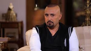 رفض آنذاك أحمد تأكيد الخبر أو نفيه، والتزم الصمت وكذلك فعلت زوجته، لكن في ختام مهرجان جونة السينمائي حضر برفقتها إلى الحفل، وجلس إلى جانبها طيلة الوقت. Ø£Ø­Ù…Ø¯ Ø§Ù„Ø³Ù‚Ø§ ÙŠÙ‚ØªØ­Ù… Ù…Ù†Ø²Ù„ Ø£Ø­Ø¯ Ù…ØªØ§Ø¨Ø¹ÙŠÙ‡ ÙÙŠ Ø§Ù„Ø³Ø§Ø¹Ø© Ø§Ù„Ø±Ø§Ø¨Ø¹Ø© ÙØ¬Ø±Ø§ ÙÙŠØ¯ÙŠÙˆ Dailymotion