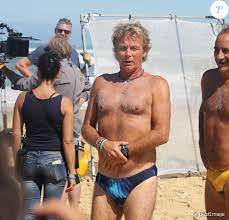 Troverai tutto ciò che è inerente a franck dubosc streaming italiano in altadefinizione. Camping 3 Franck Dubosc Affiche Son Corps En Slip De Bain Purepeople