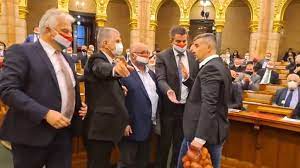A paprikás krumpli az mindig paprikás krumpli marad az idő az változik de a paprikás krumpli bevált receptje soha nem változik az örök. Balhe A Parlamentben Egy Zsak Krumplit Vitt Orbannak A Jobbik Elnoke Fideszesek Leptek Kozbe 24 Hu