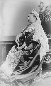 A kisfiú reakciója erzsébet királynő megjelenésére és közeledésére önmagáért beszél. Viktoria Brit Kiralyno Wikipedia