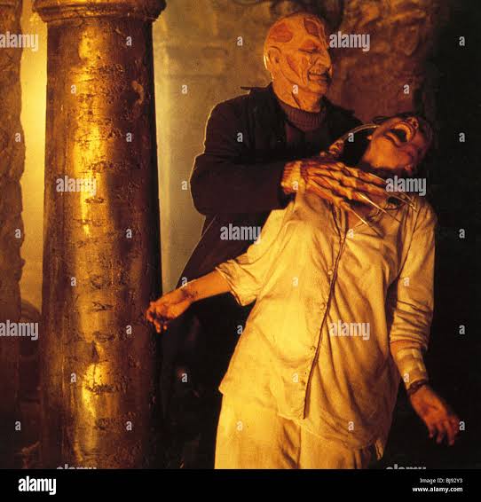 WES CRAVEN'S NEW NIGHTMARE - 1994 New Line film with Robert Englund and  Heather Langenkamp Stock Photo - Alamy